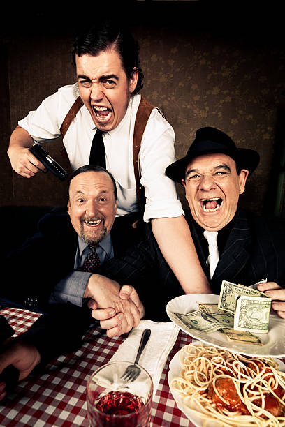chaotique offre mafia les membres - eating senior adult color image spaghetti photos et images de collection