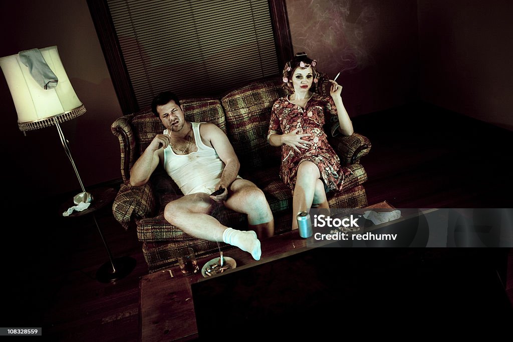 Slob couple regarder la télévision avec Femme enceinte, FUMEUR - Photo de Regarder la télévision libre de droits