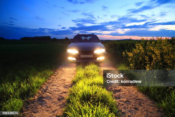 Auto Luci Nel Campo - Fotografie stock e altre immagini di Fanale anteriore - Fanale anteriore, Automobile, Campo