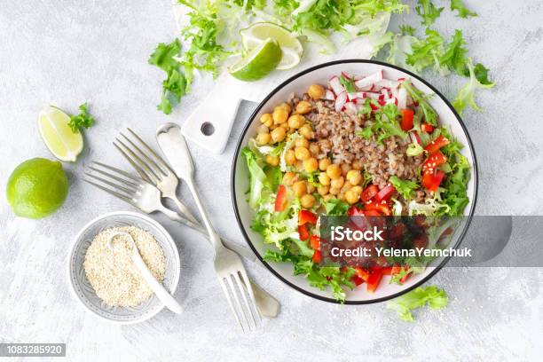 Hojas De Sana Y Deliciosa Plato Con Ensalada De Garbanzos Pimiento Y Lechuga Y Trigo Sarraceno Dieta Había Equilibrada Alimentos Basados En Plantas Plato Vegetariano Y Vegano Vista Superior Endecha Plana Foto de stock y más banco de imágenes de Comida sana