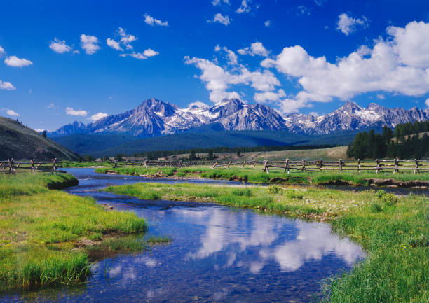 зубчатая горный хребет, штат айдахо - idaho mountains стоковые фото и изображения