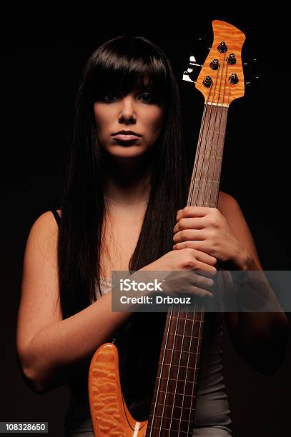 Musiker Stockfoto und mehr Bilder von Gitarrist - Gitarrist, Schwarzer Hintergrund, Attraktive Frau
