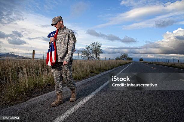 Soldado Militar Solitária A Pé Numa Rua - Fotografias de stock e mais imagens de Andar - Andar, Cultura Americana, Estrada