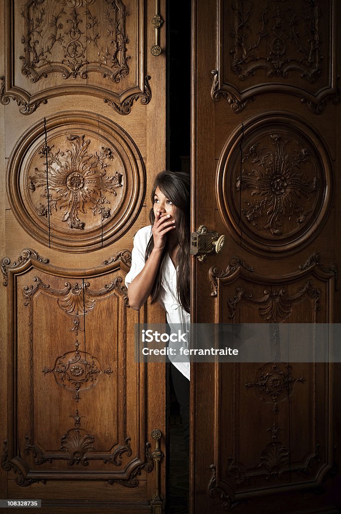 Ragazza adolescente peeping - Foto stock royalty-free di Privacy