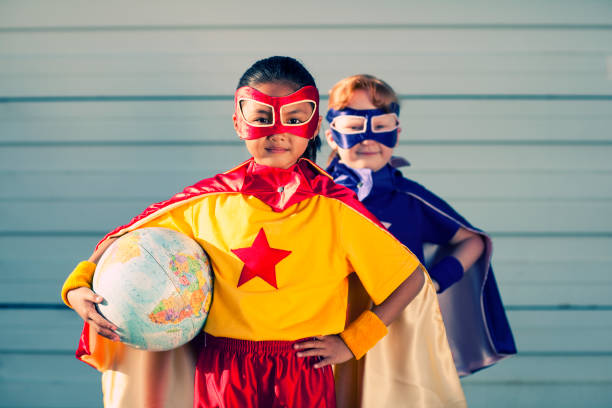 świat superbohaterowie - superhero child partnership teamwork zdjęcia i obrazy z banku zdjęć