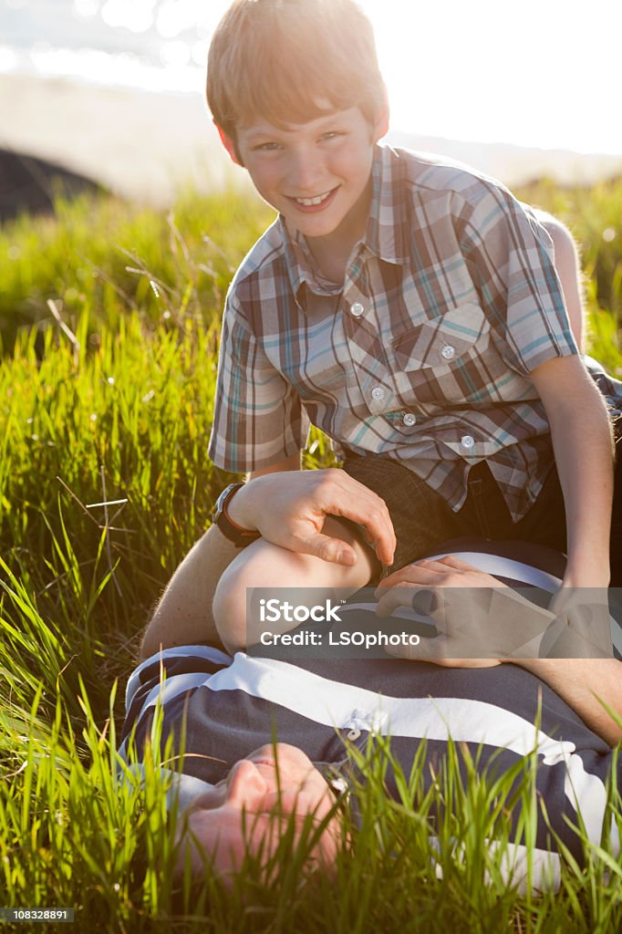 Garçon heureux père herbe - Photo de Contemplation libre de droits