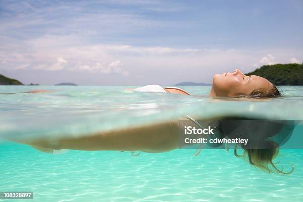 Женщина Плавающая На Кристально Чистые Воды В Карибском Бассейне — стоковые фотографии и другие картинки Карибский бассейн