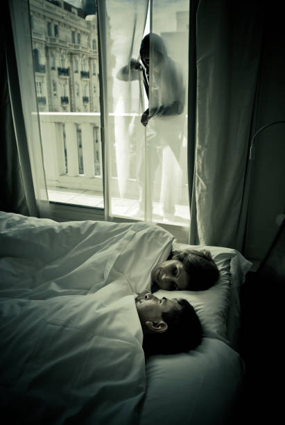 침입자 깨는 가능한 어파트먼트 - curtain balcony bed sheet 뉴스 사진 이미지