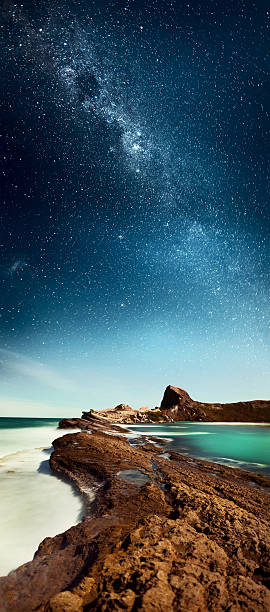 bajo las estrellas de la vía láctea xxxl - castlepoint fotografías e imágenes de stock