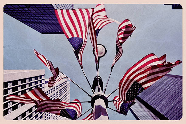 bandiere americane in new york-vintage postcard - retro revival new york state usa north america foto e immagini stock