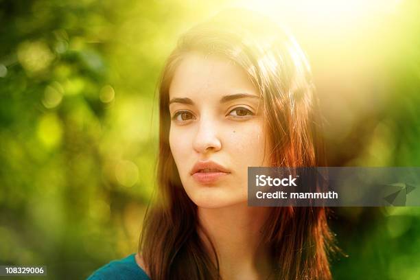 Sunshine Porträt Stockfoto und mehr Bilder von Attraktive Frau - Attraktive Frau, Blick in die Kamera, Braune Augen