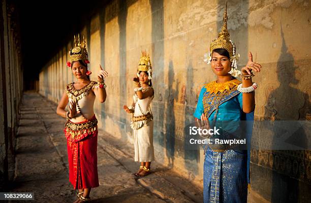 Photo libre de droit de Traditionnelle Danse Aspara Animés Ankor Wat Au Cambodge banque d'images et plus d'images libres de droit de Ombre