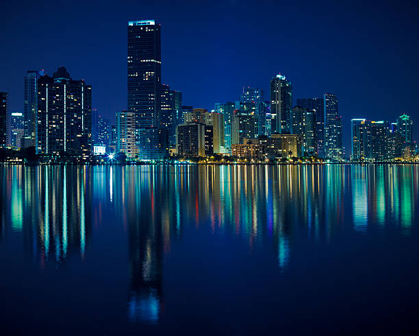 miami di notte - miami florida night florida skyline foto e immagini stock