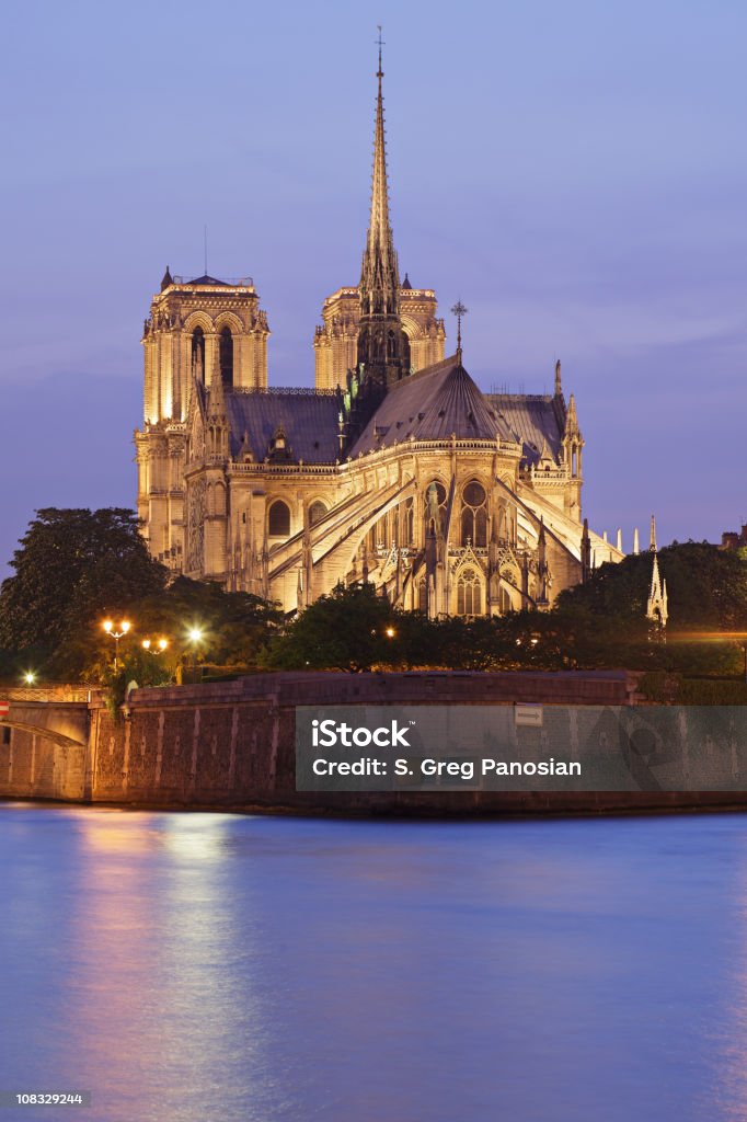 Notre Dame de noche - Foto de stock de Catedral de Nuestra Señora de París libre de derechos