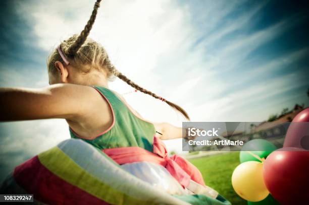 幸せな夏の日 - 子供のストックフォトや画像を多数ご用意 - 子供, 編み込みヘア, 風船
