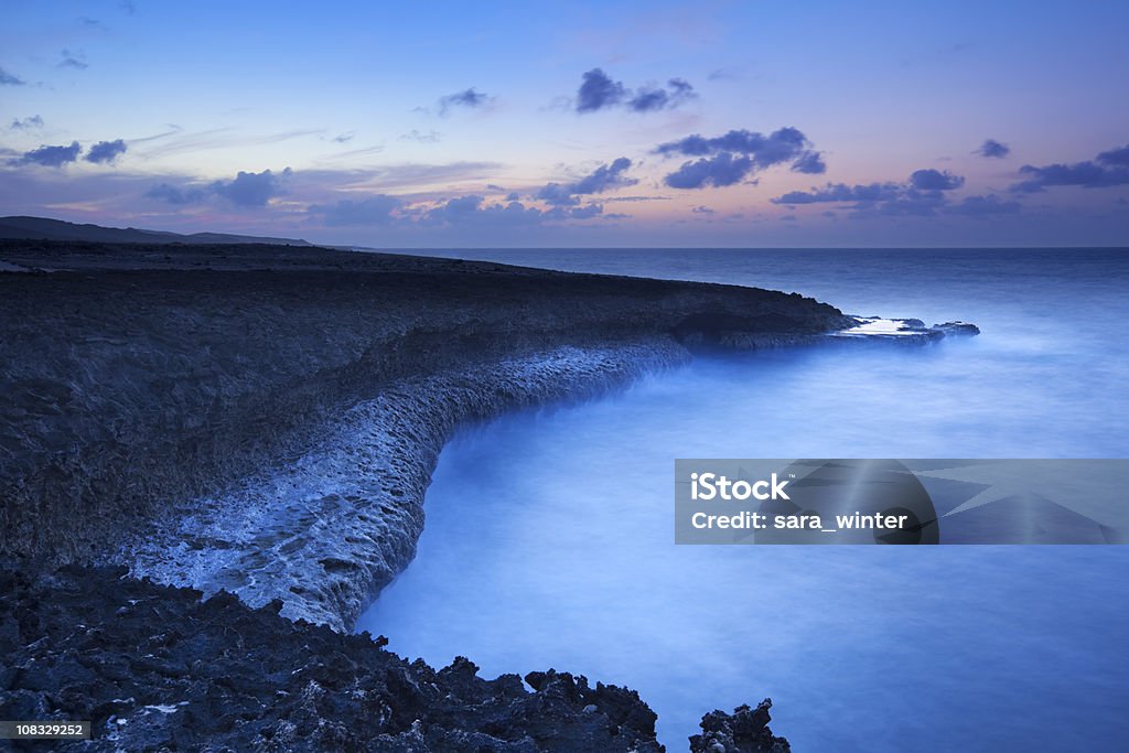 Felsenküste auf der Insel Curaçao in der Dämmerung - Lizenzfrei Klippe Stock-Foto