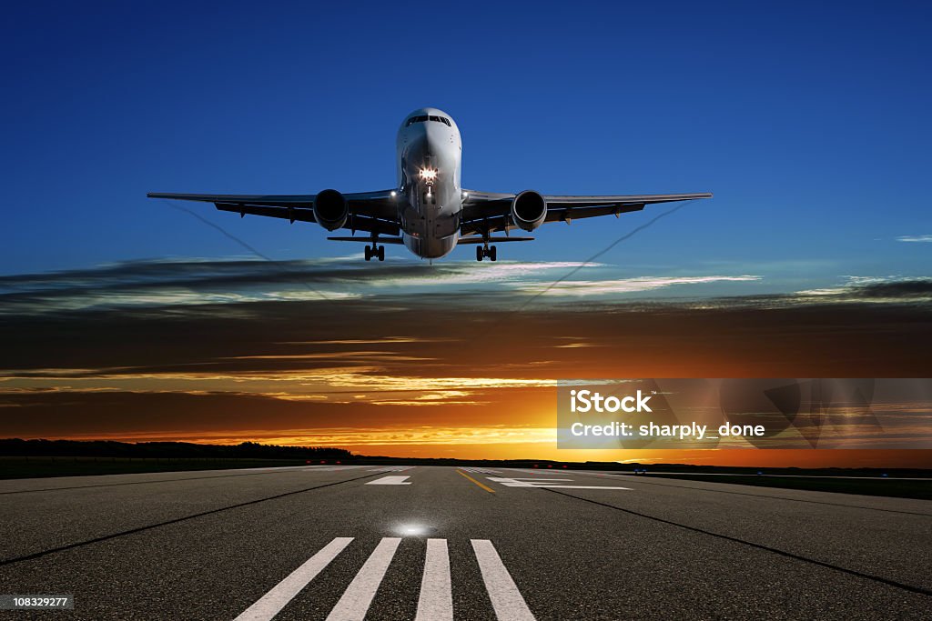 XL ジェットから着陸する飛行機の夕暮れ - カラー画像のロイヤリティフリーストックフォト