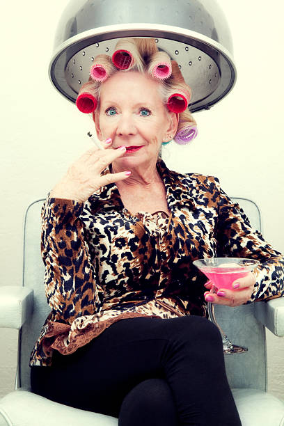 sexy mulher idosa com rolos com atitude em salão de beleza - women cheerful vertical 20s imagens e fotografias de stock