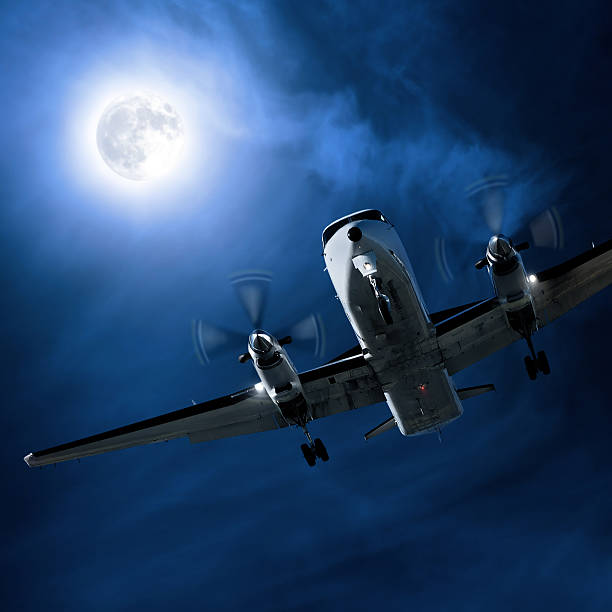 hélice avião pousando à noite - twin propeller - fotografias e filmes do acervo