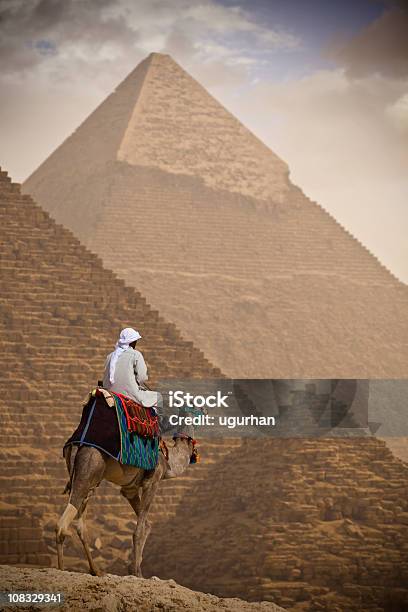 Beduin - zdjęcia stockowe i więcej obrazów Kair - Kair, Piramida - Figura geometryczna, Piramida - Konstrukcja budowlana