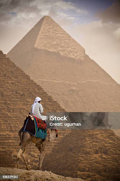 Foto de Beduíno e mais fotos de stock de Cairo - Cairo, Pirâmide - Estrutura construída, Pirâmide - Formas Geométricas