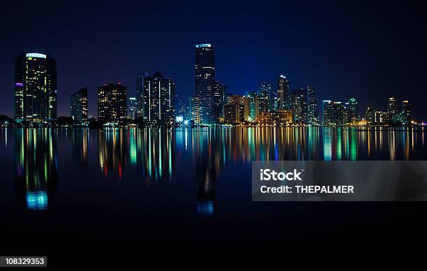 De Miami Por La Noche Foto de stock y más banco de imágenes de Miami - Miami, Noche, Panorama urbano