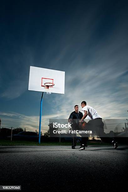 Rua De Basquetebol - Fotografias de stock e mais imagens de Basquetebol - Basquetebol, Bola de Basquetebol, One-on-one