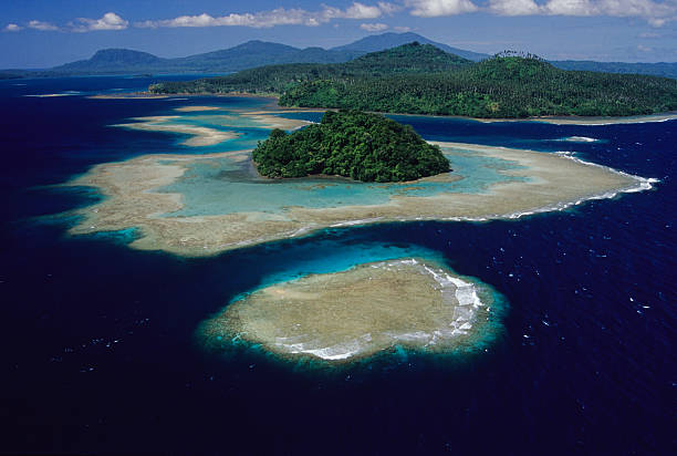 exotic islands - onbewoond eiland stockfoto's en -beelden