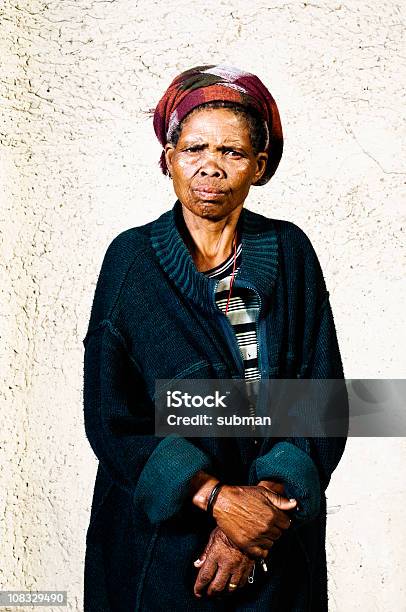 Photo libre de droit de Old Xhosa Femme En Face De Lhôtel banque d'images et plus d'images libres de droit de Portrait - Image - Portrait - Image, Femmes, République d'Afrique du Sud