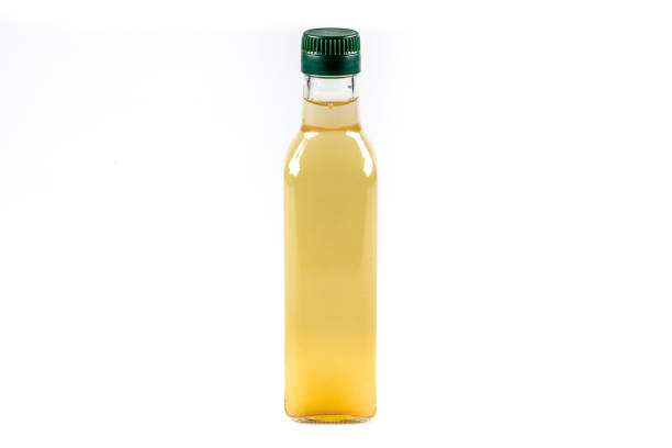flaschen mit verschiedenen arten von essig - vinegar bottle balsamic vinegar cruet stock-fotos und bilder