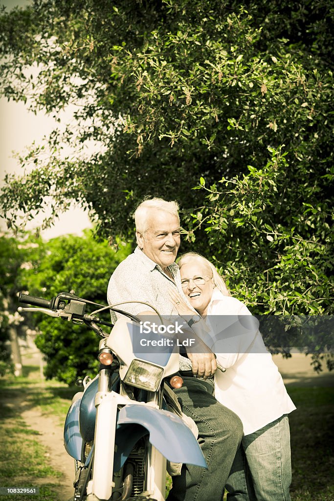 Старший пара на мотоцикле на - Стоковые фото 60-64 года роялти-фри