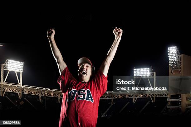 Photo libre de droit de Le Joueur De Baseball banque d'images et plus d'images libres de droit de Baseball - Baseball, Contre-jour, Coup de circuit