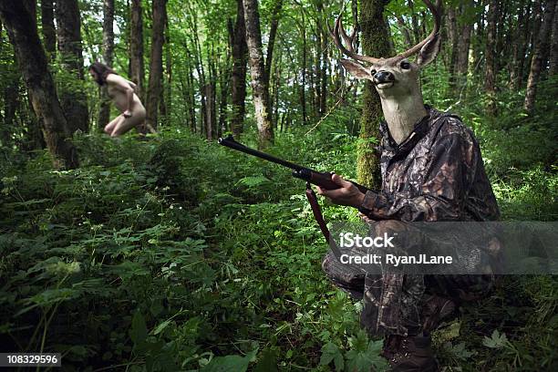 Inversão De Papéis Veados Caçador - Fotografias de stock e mais imagens de Caça - Caça, Veado, Humor