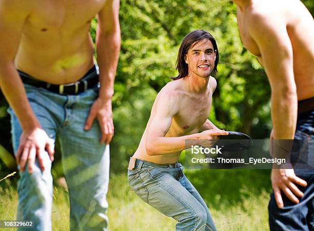 세 명의 젊은 남자 게임하기 프리즈비 상반신 노출에 대한 스톡 사진 및 기타 이미지 - 상반신 노출, 20-24세, 3 명