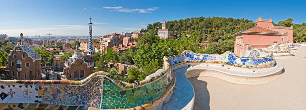 barcellona parc güell di gaudí, simbolo giardini mosaico terrazza, catalogna, spagna - trencadis foto e immagini stock
