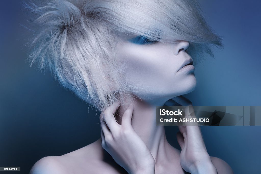 Fashion model posing на синем фоне - Стоковые фото Гламур роялти-фри
