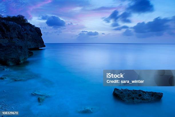 Rocky Coast Nellisola Di Curaçao Al Crepuscolo - Fotografie stock e altre immagini di Acqua - Acqua, Ambientazione esterna, Ambientazione tranquilla