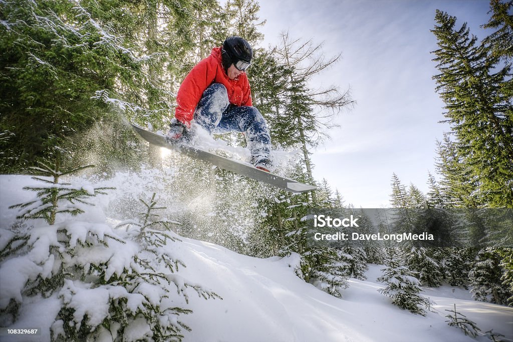 Snowboarder saltar en el bosque - Foto de stock de Tabla de snowboard libre de derechos