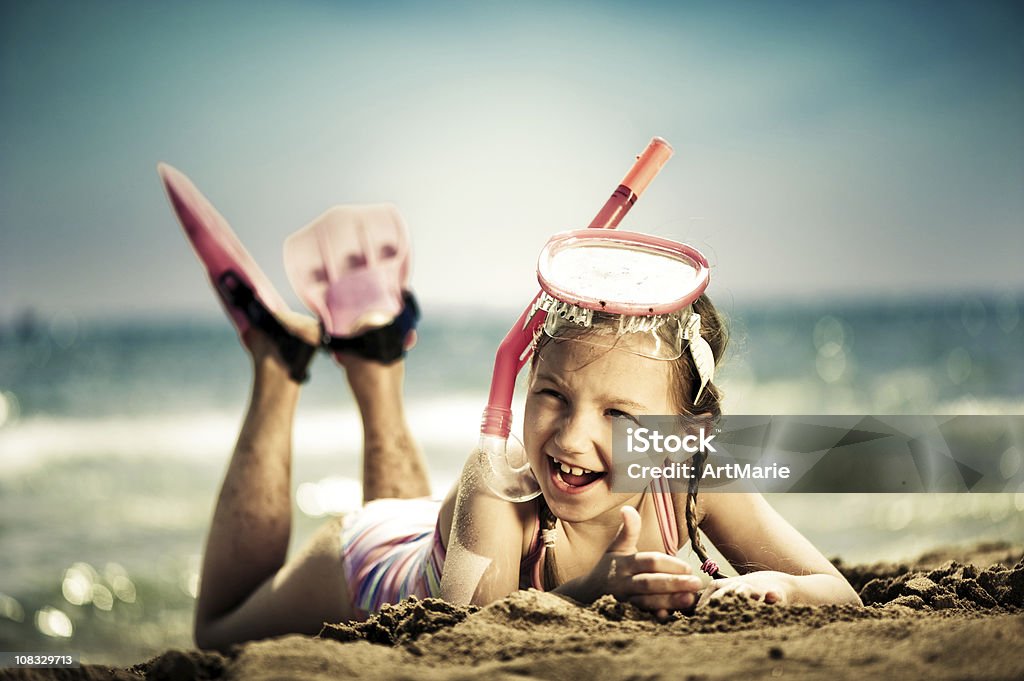 Petite fille prêt pour la plongée avec masque et tuba - Photo de Activité de loisirs libre de droits