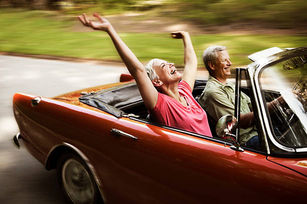 feliz pareja senior en dirección para un automóvil - descapotable fotografías e imágenes de stock