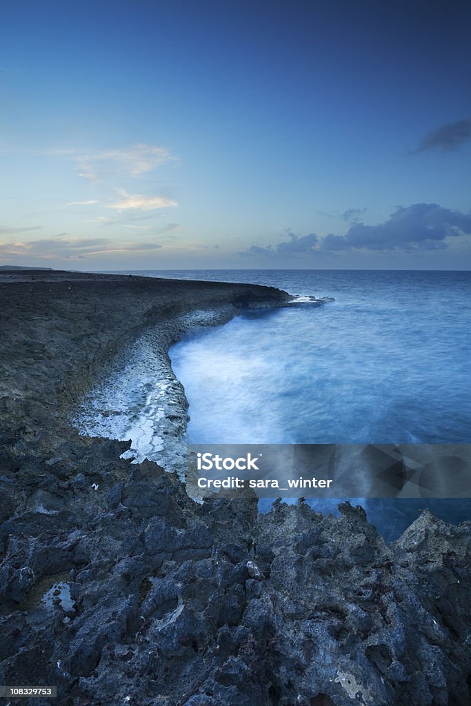 Felsenküste auf der Insel Curaçao in der Dämmerung - Lizenzfrei Abenddämmerung Stock-Foto