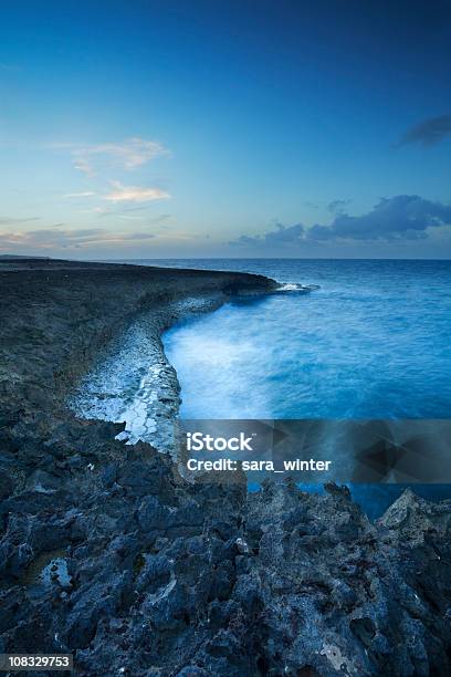 Felsenküste Auf Der Insel Curaçao In Der Dämmerung Stockfoto und mehr Bilder von Abenddämmerung - Abenddämmerung, Antillen, Bewegungsunschärfe