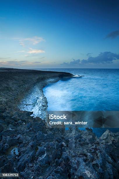 Rocky Coast Nellisola Di Curaçao Al Crepuscolo - Fotografie stock e altre immagini di Ambientazione esterna - Ambientazione esterna, Ambientazione tranquilla, Antille