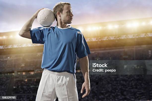 Foto de Jogador De Futebol e mais fotos de stock de 25-30 Anos - 25-30 Anos, Adulto, Assistindo
