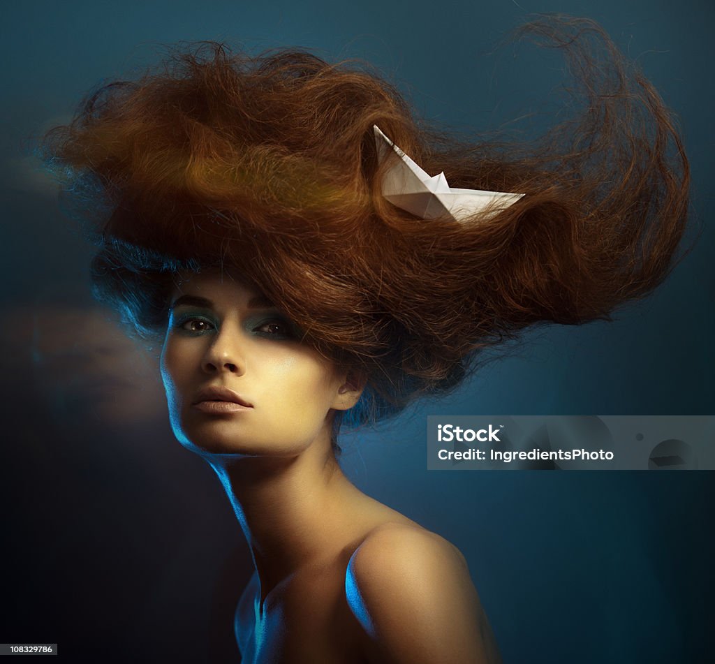 Retrato de mulher jovem sensual em Fundo azul escuro. - Foto de stock de Barco de Papel royalty-free