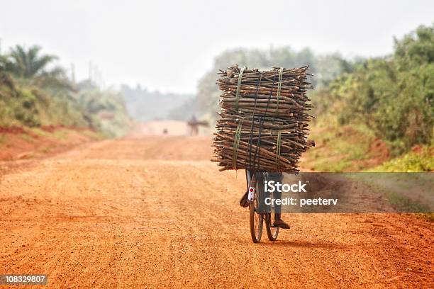 Un Posto In Africa - Fotografie stock e altre immagini di Bicicletta - Bicicletta, Sovraccarico, Cultura africana