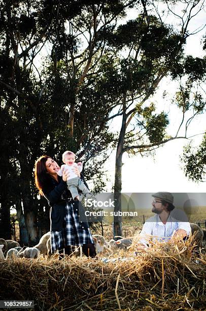 Familia Joven Foto de stock y más banco de imágenes de Adulto - Adulto, Agarrar, Agricultor