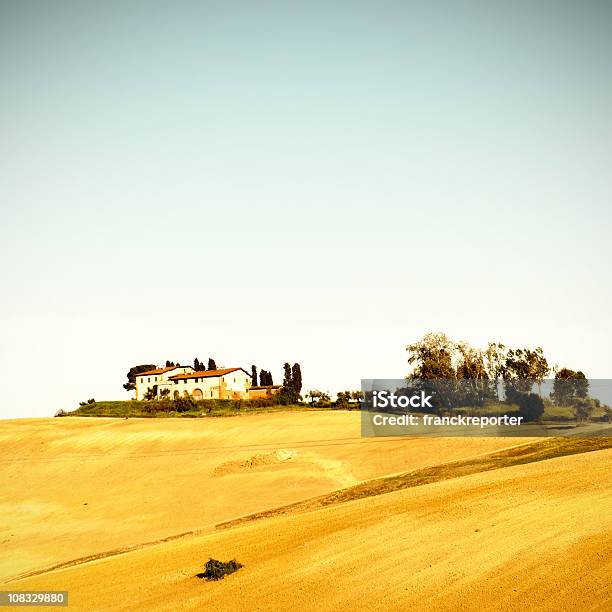 Photo libre de droit de Maison Sur La Terre Ferme En Toscane banque d'images et plus d'images libres de droit de Arbre - Arbre, Architecture, Au loin