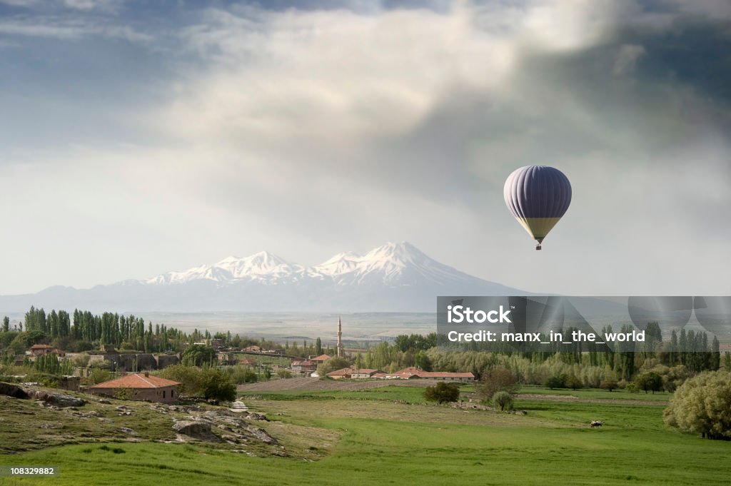 Balon na ogrzane powietrze w Anatolian krajobraz, Hasan Dagi Wulkan. - Zbiór zdjęć royalty-free (Balon na ogrzane powietrze)