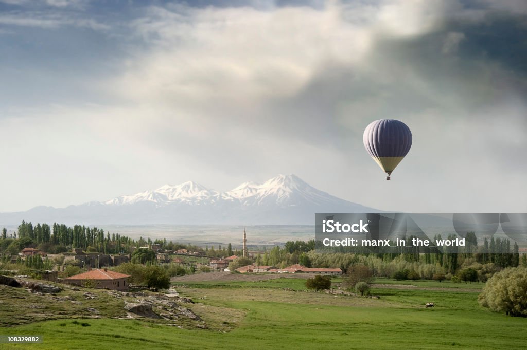 Воздушный шар в Anatolian пейзаж, Хасан Dagi Вулкан. - Стоковые фото Воздушный шар роялти-фри